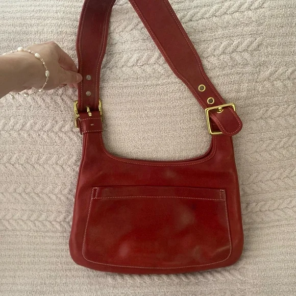Elegant Red Leather Shoulder Bag - Picture 2 of 8